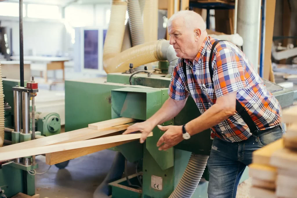 Ebéniste de l'agenceur SCHWITZER au sein de leur atelier.