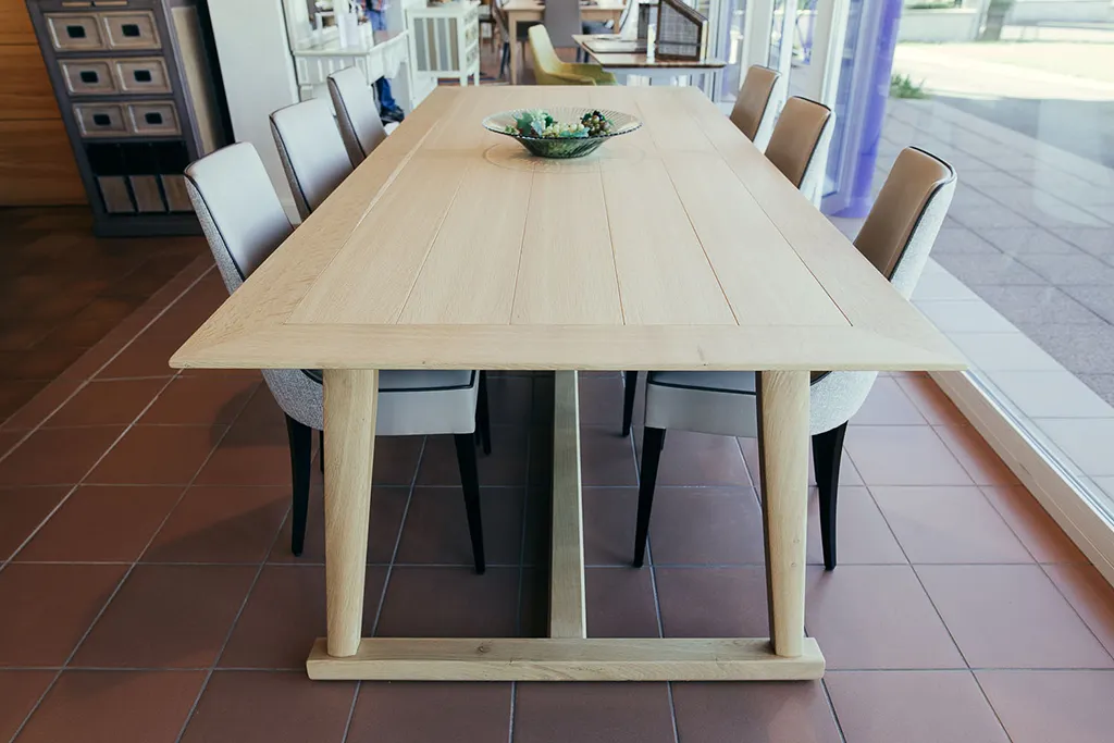 Une table à manger en bois avec des chaises dans une pièce.