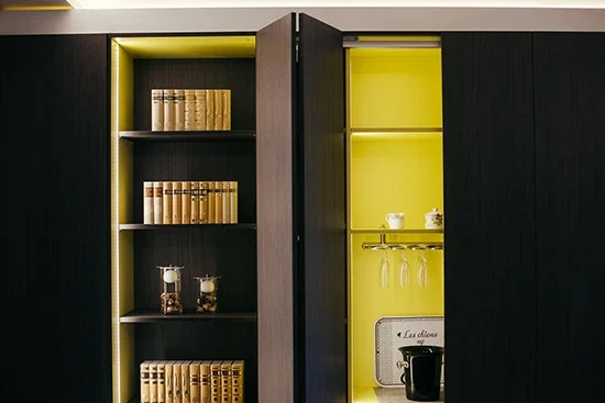 Une armoire noire avec des portes et des étagères jaunes.