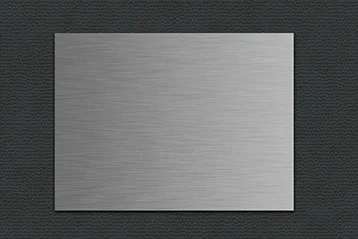 Une plaque d'aluminium carrée sur fond gris.