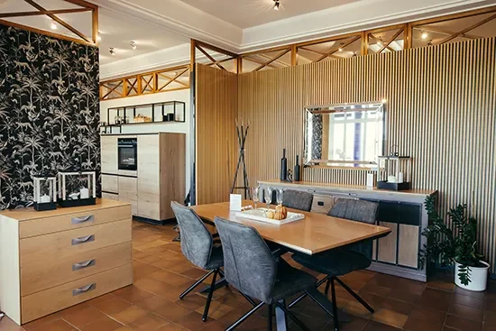 Une salle à manger avec une table et des chaises.