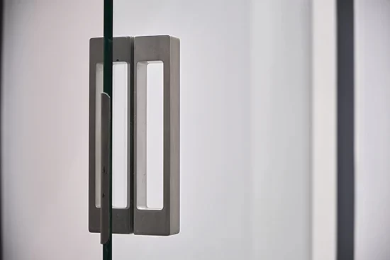 Une image en gros plan d’une poignée de porte en aluminium.