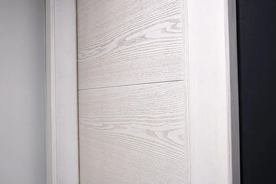 Un gros plan d'une porte blanche avec du grain de bois.