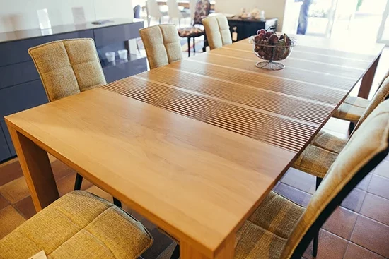 Une table à manger en bois dans une salle à manger.